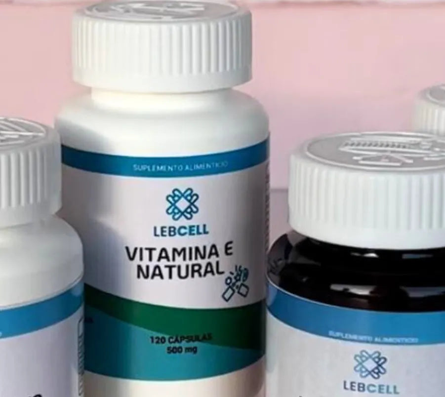 Frascos con cápsulas de Lebcell, el de ele centro es color blanco, con etiqueta color azul y verde, para potenciar los beneficios de la vitamina E en la salud.